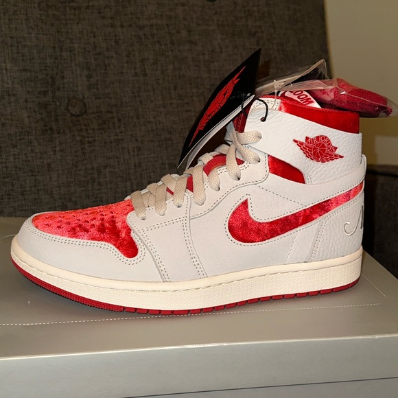 Never worn with tags and box Valentine Dunks. - Picture 6 of 6